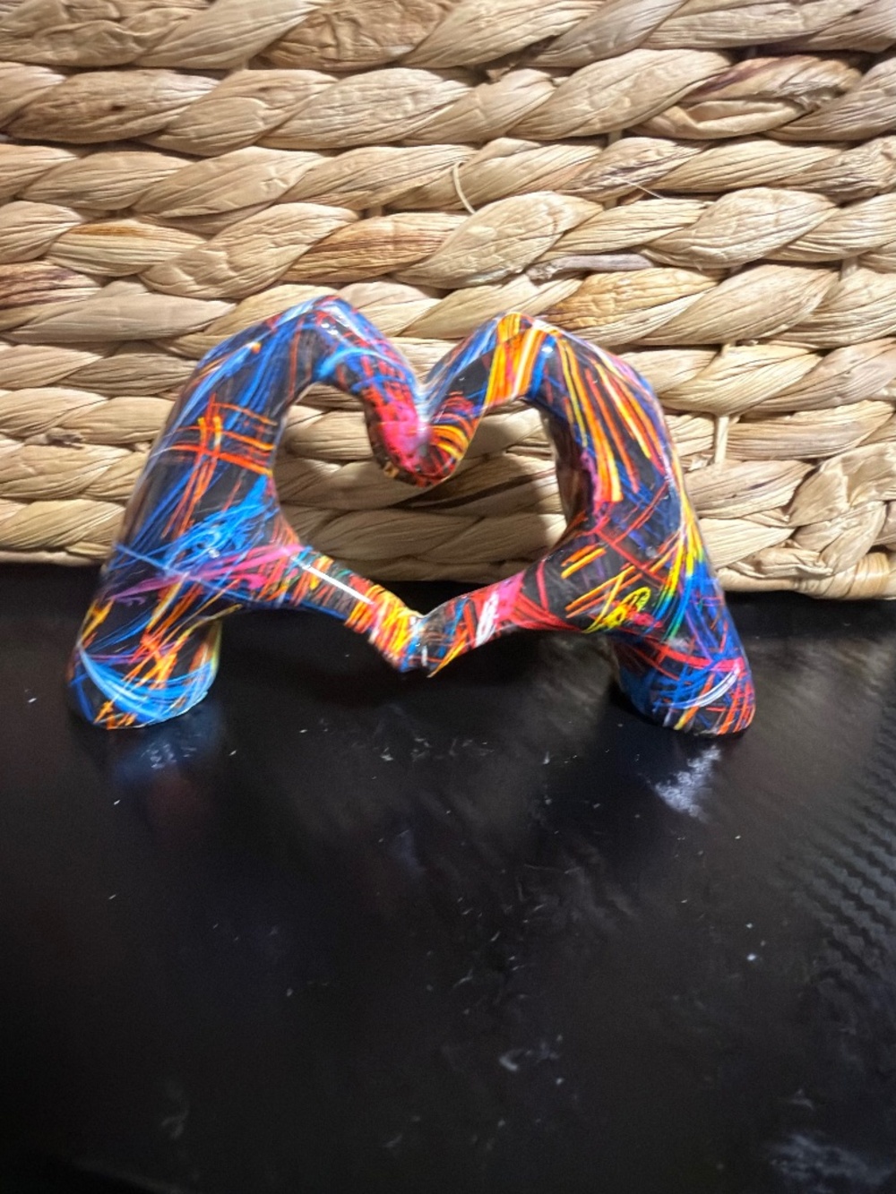 Modern Heart Hands Sculpture Neon Graffiti Finger Heart Resin Statue Pop Art